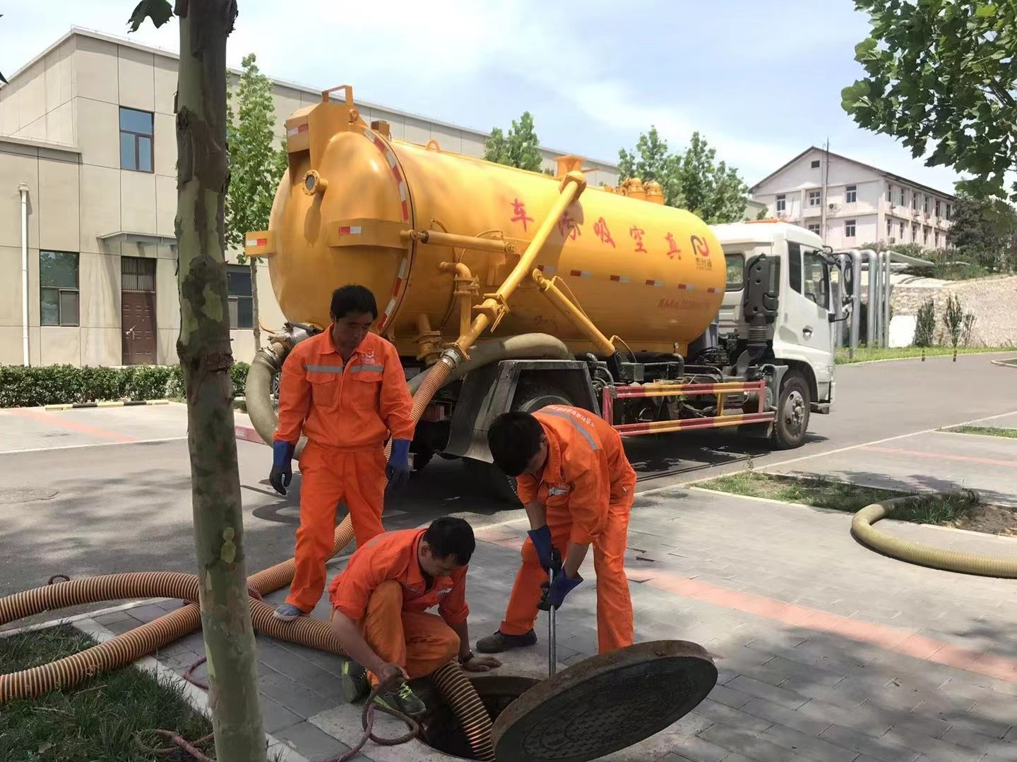 竹山管道疏通车停在窨井附近