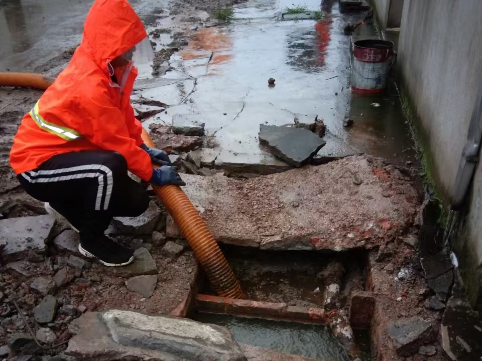 竹山专业清理污水池 炜誉市政以规范流程守护城市 “肠道”